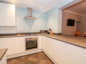 Cottage | Private kitchen | Fridge, dishwasher, electric kettle, toaster - Lincoln House (Lincoln)