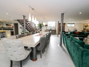 Kühlschrank, Mikrowelle, Geschirrspüler, Wasserkocher