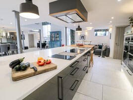 Refrigerador, lavavajillas, tetera/pava eléctrica, tostadora