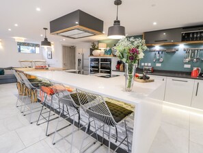 Fridge, dishwasher, electric kettle, toaster - Capel Mawr, Basement 19 (Caernarfon)