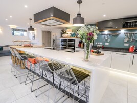 Refrigerador, lavavajillas, tetera/pava eléctrica, tostadora