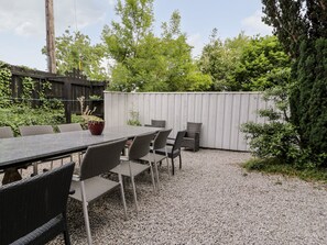 Outdoor dining - Capel Mawr, Basement 19 (Caernarfon)