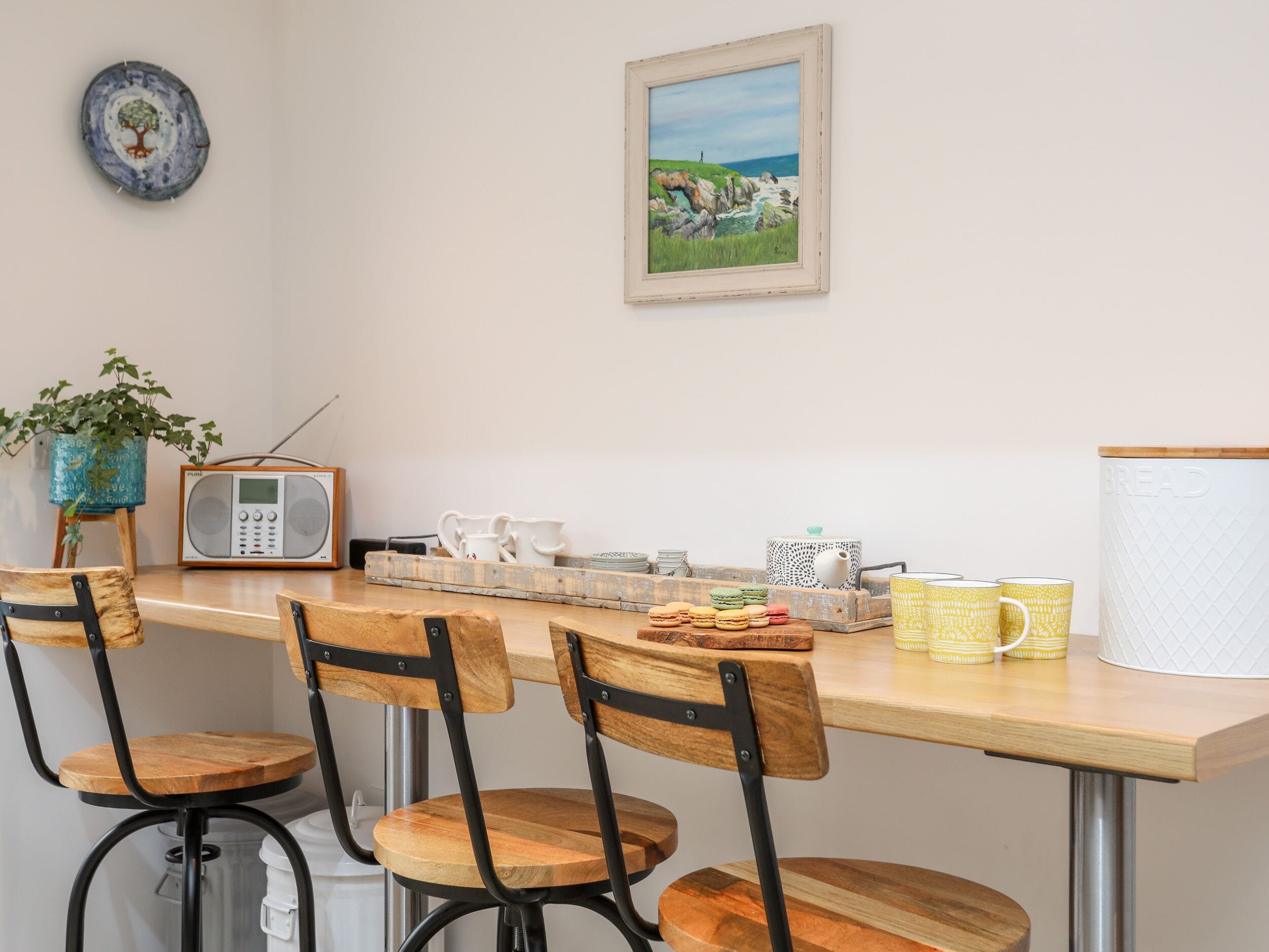 Cottage | Private kitchen | Fridge, microwave, electric kettle, toaster