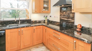Cottage | Private kitchen | Fridge, dishwasher, electric kettle, toaster