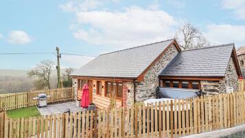 Cottage | Property grounds