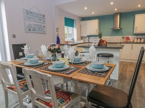Cottage | Private kitchen | Fridge, electric kettle, toaster, cookware/dishes/utensils - Cosy Coast Cottage (Bridlington)