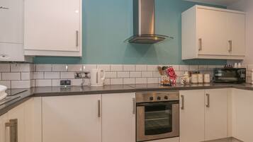 Cottage | Private kitchen | Fridge, electric kettle, toaster, cookware/dishes/utensils