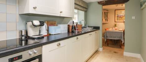 Cottage | Private kitchen | Dishwasher, cookware/dishes/utensils