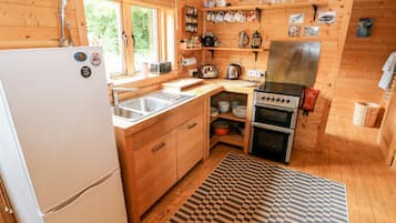 Cottage | Private kitchen | Fridge, electric kettle, toaster, cookware/dishes/utensils