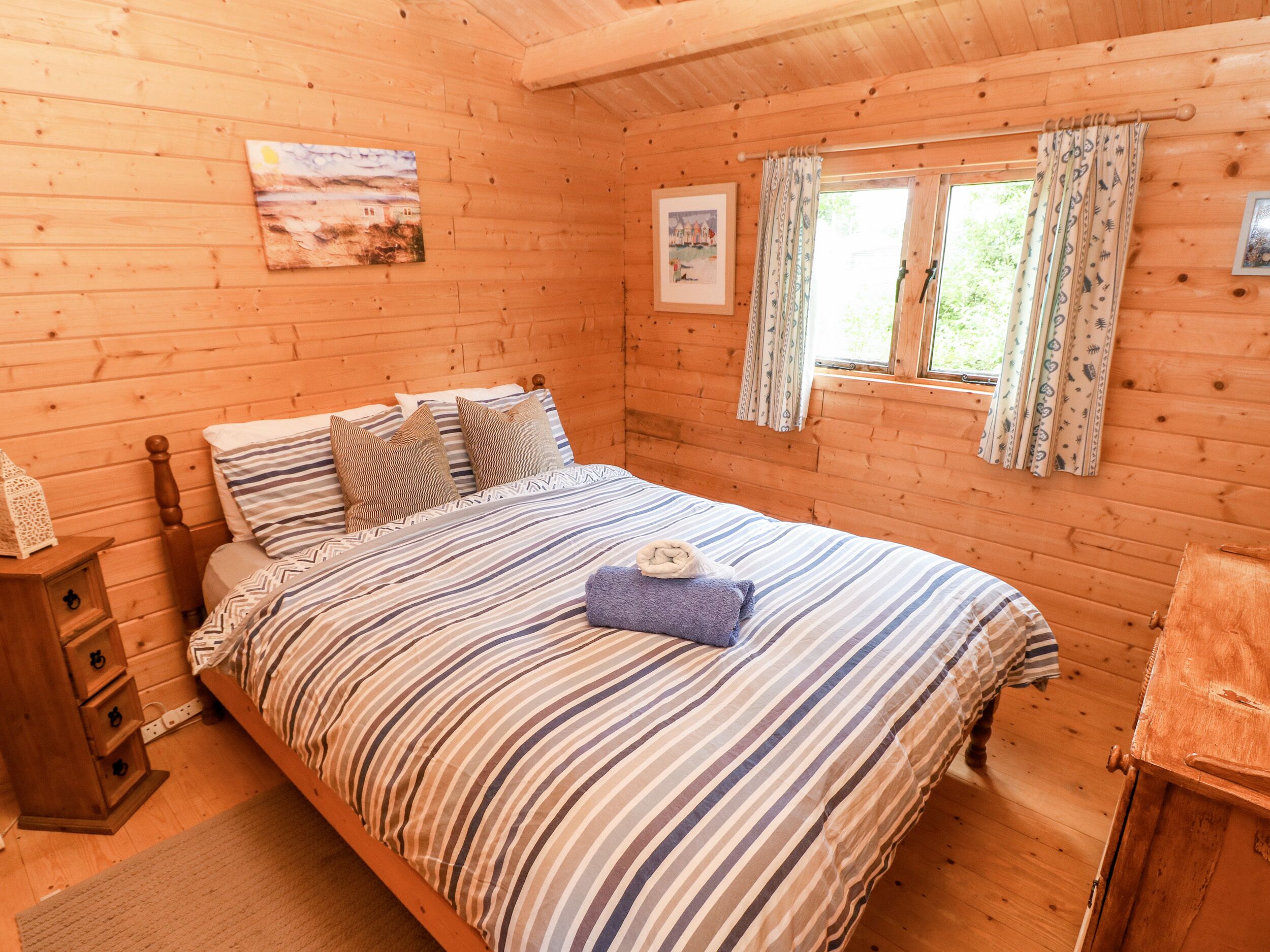 Cottage | 2 bedrooms, individually decorated, individually furnished