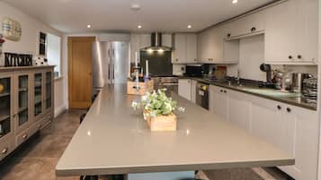 Cottage | Bếp riêng | Tủ lạnh, máy rửa bát, ấm điện, lò nướng bánh mì