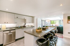 Casa de campo | Cocina privada | Frigorífico, lavavajillas, hervidor eléctrico y tostadora