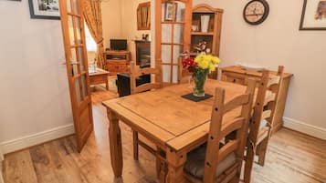 Cottage | Private kitchen | Fridge, dishwasher, electric kettle, toaster