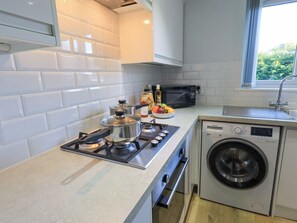 Frigorífico, hervidor eléctrico, tostadora y utensilios de cocina