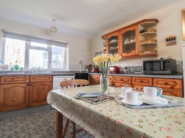 Cottage | Private kitchen | Fridge, dishwasher, cookware/dishes/utensils