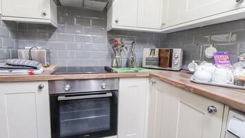 Cottage | Private kitchen | Fridge, cookware/dishes/utensils