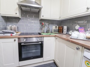 Cottage | Private kitchen | Cookware/dishes/utensils