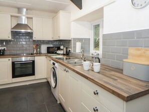Cottage | Private kitchen | Fridge, microwave, cookware/dishes/utensils - Panteg, Cardigan (Cardigan)
