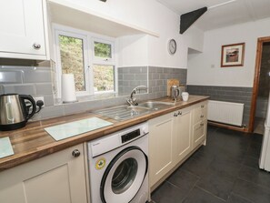 Cottage | Private kitchen | Fridge, microwave, cookware/dishes/utensils