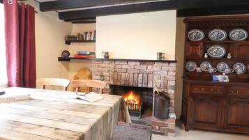 Cottage | Private kitchen | Fridge, cookware/dishes/utensils