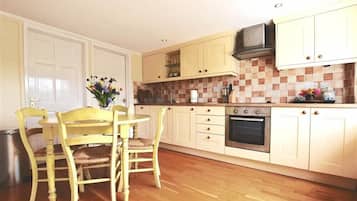 Ferienhaus | Eigene Küche | Kühlschrank, Geschirrspüler, Kochgeschirr/Geschirr/Besteck