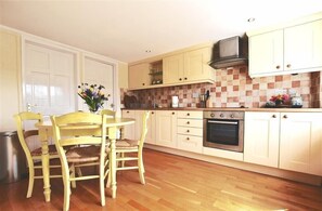 Småhus | Eget kjøkken | Kjøleskap, oppvaskmaskin og kjøkkenutstyr