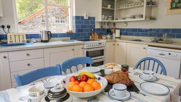 Cottage | Private kitchen | Fridge, dishwasher, cookware/dishes/utensils