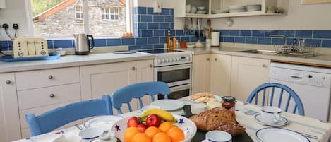 Cottage | Privékeuken | Een koelkast, een vaatwasser, kookgerei, borden en bestek