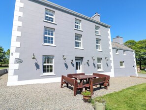 Outdoor dining - Newton West Farm (Haverfordwest)