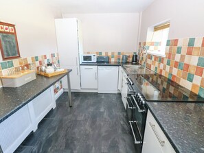 Fridge, dishwasher, cookware/dishes/utensils - Newton West Farm (Haverfordwest)