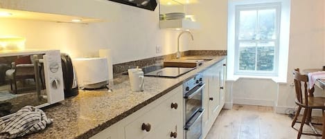 Cottage | Bếp riêng | Dụng cụ nấu nướng/bát dĩa/dao nĩa