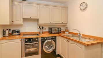 Cottage | Private kitchen | Fridge, electric kettle, toaster, cookware/dishes/utensils