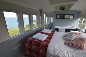 Cottage | 1 bedroom, individually decorated, individually furnished, free WiFi - Clifftop Carriage (Cardigan)