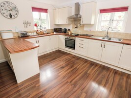 Refrigerador, lavavajillas, utensilios de cocina