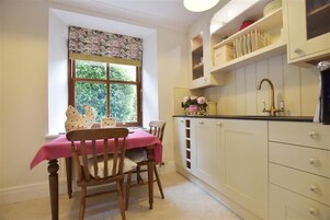 Cottage | Private kitchen | Fridge, cookware/dishes/utensils
