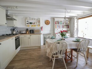 Cottage | Interior - End Cottage (Newport)