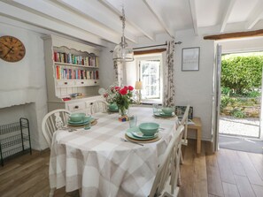 Cottage | Interior - End Cottage (Newport)