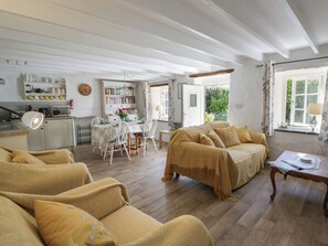 Cottage | Living area - End Cottage (Newport)