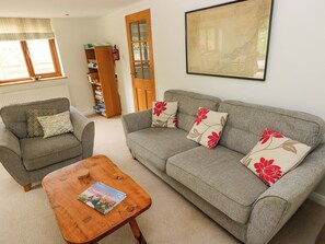 Cottage | Living area - Brynawelon (Newport)