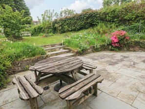 Cottage | Outdoor dining - Brynawelon (Newport)