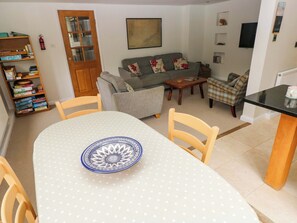 Cottage | Living area - Brynawelon (Newport)