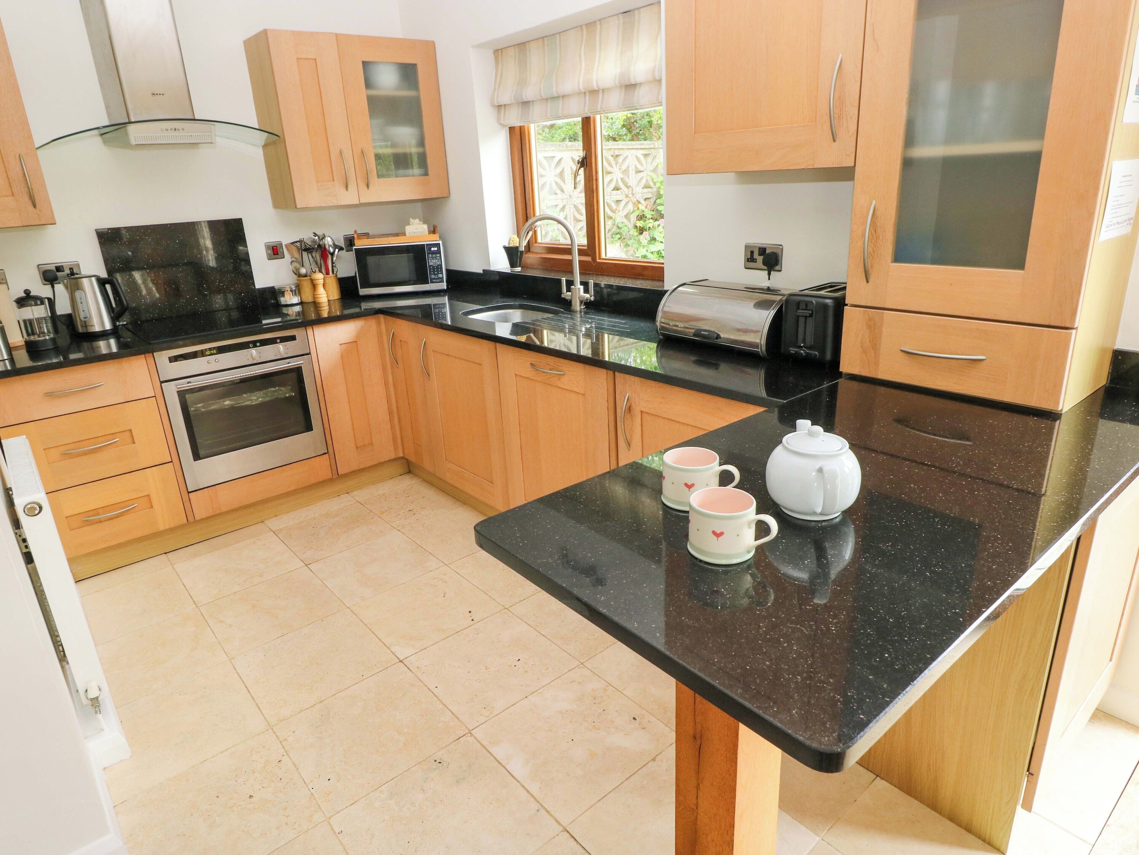 Cottage | Private kitchen | Fridge, dishwasher, cookware/dishes/utensils
