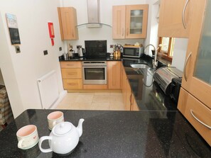 Cottage | Private kitchen | Fridge, dishwasher, cookware/dishes/utensils - Brynawelon (Newport)