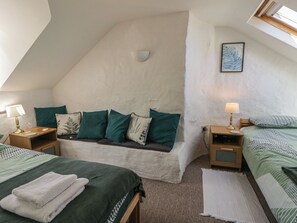 2 bedrooms, individually decorated, individually furnished, free WiFi - Middle Cottage (Newport)