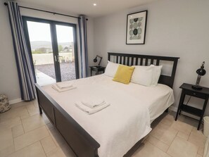 3 bedrooms, individually decorated, individually furnished, free WiFi - The Willows (Newport)