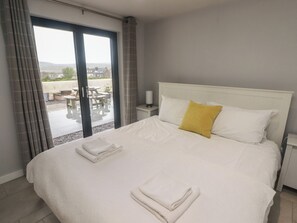 3 bedrooms, individually decorated, individually furnished, free WiFi - The Willows (Newport)