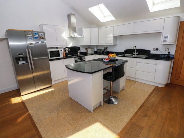 Feriehus | Privat køkken | Køleskab, opvaskemaskine, køkkentøj/tallerkener/redskaber