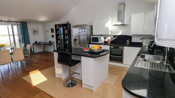 Småhus | Eget kjøkken | Kjøleskap, oppvaskmaskin og kjøkkenutstyr