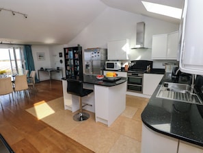 Feriehus | Privat køkken | Køleskab, opvaskemaskine, køkkentøj/tallerkener/redskaber