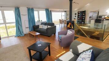 Cottage | Living area | Fireplace
